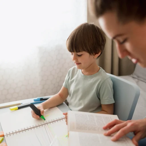 vista-lateral-del-nino-y-tutor-en-casa_8_11zon